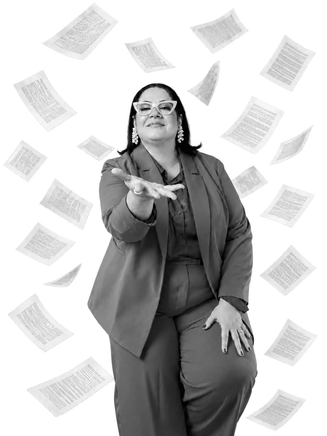 Viviane Veiga Távora com a mão estendida, folhas de papel voando ao redor